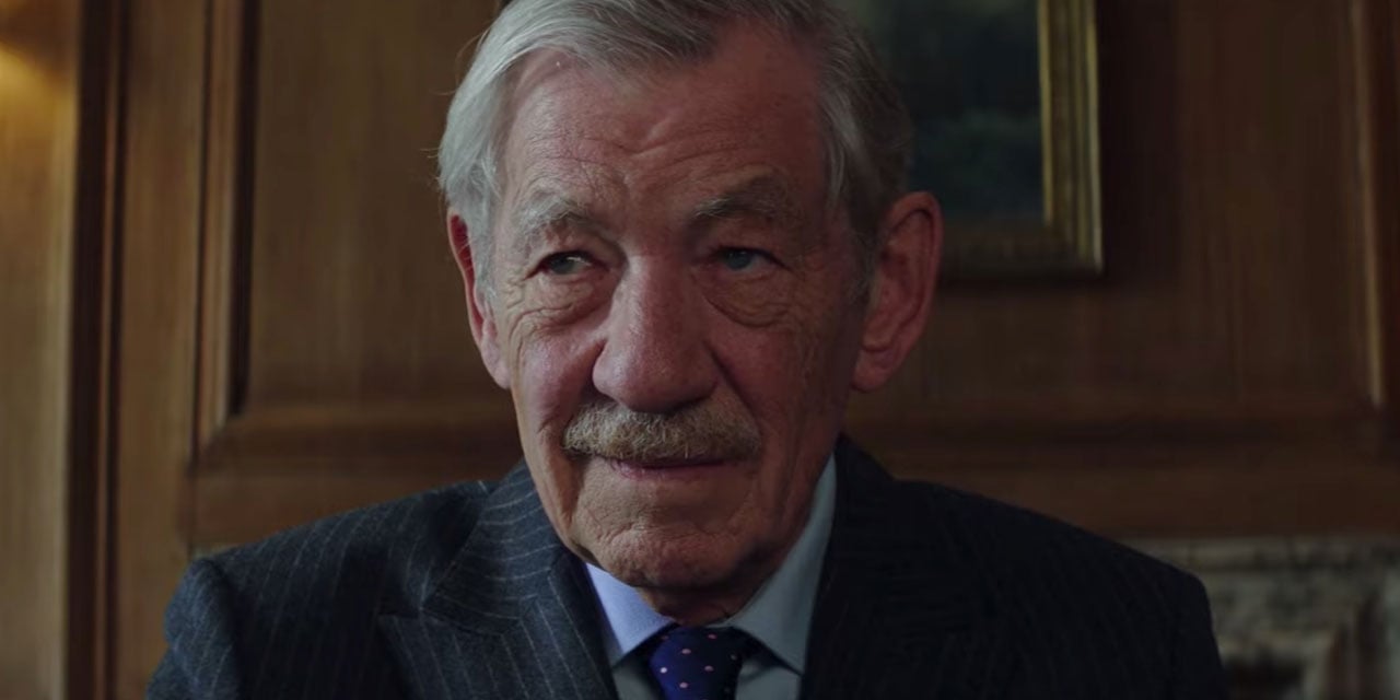 Ian McKellen caduto dal palco durante uno spettacolo a Londra, l’attore sta bene