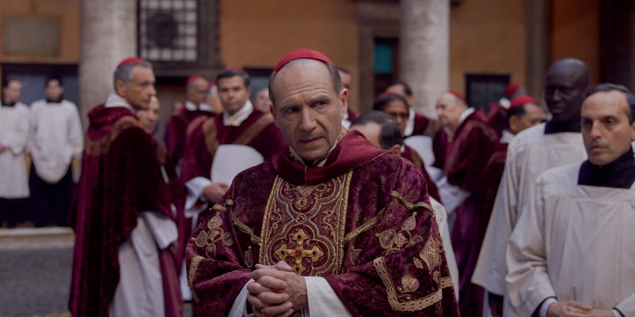 Conclave: misteri e intrighi nel Vaticano nel nuovo film di Edward Berger