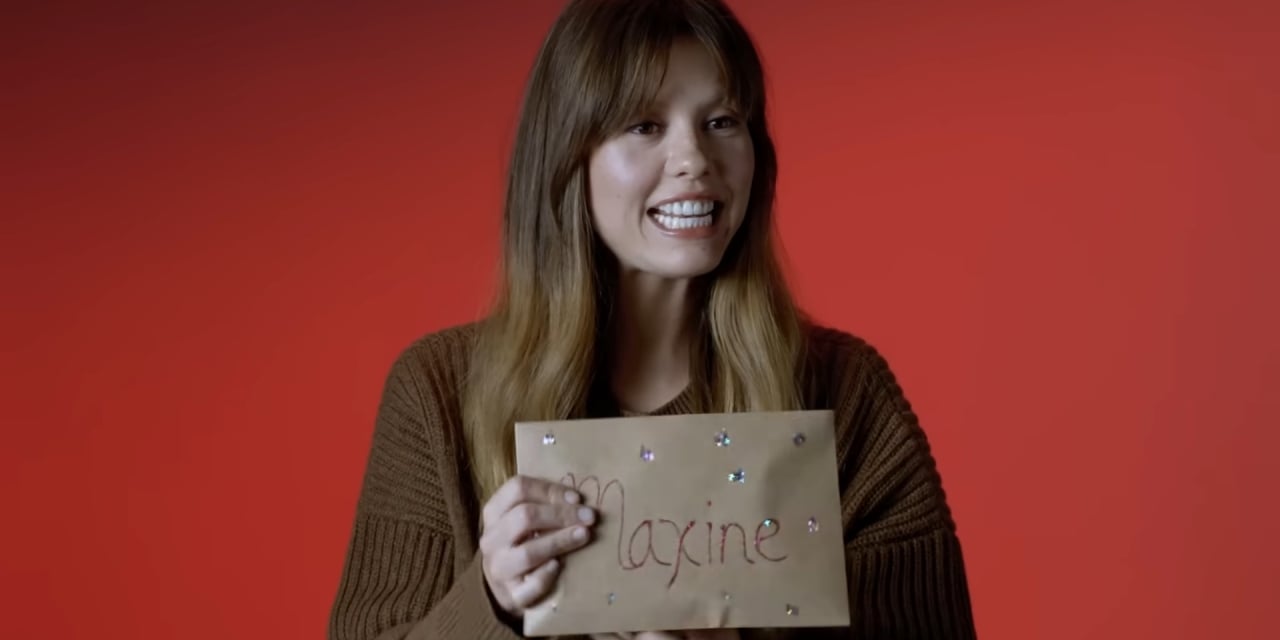 MaXXXine, Mia Goth legge le lettere dei fan per Maxine in un nuovo video