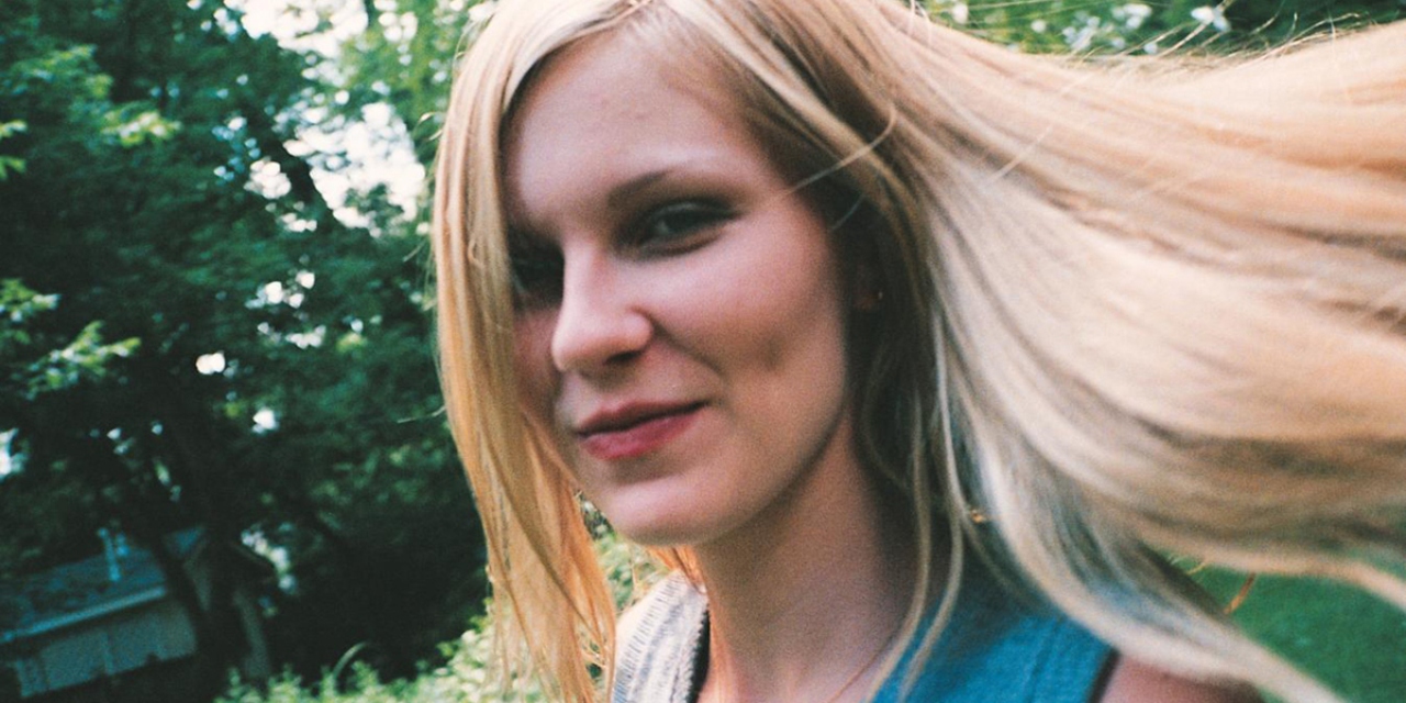 Kirsten Dunst sorprende i fan per il 25° anniversario di Ragazze nel Pallone e Il Giardino delle Vergini Suicide