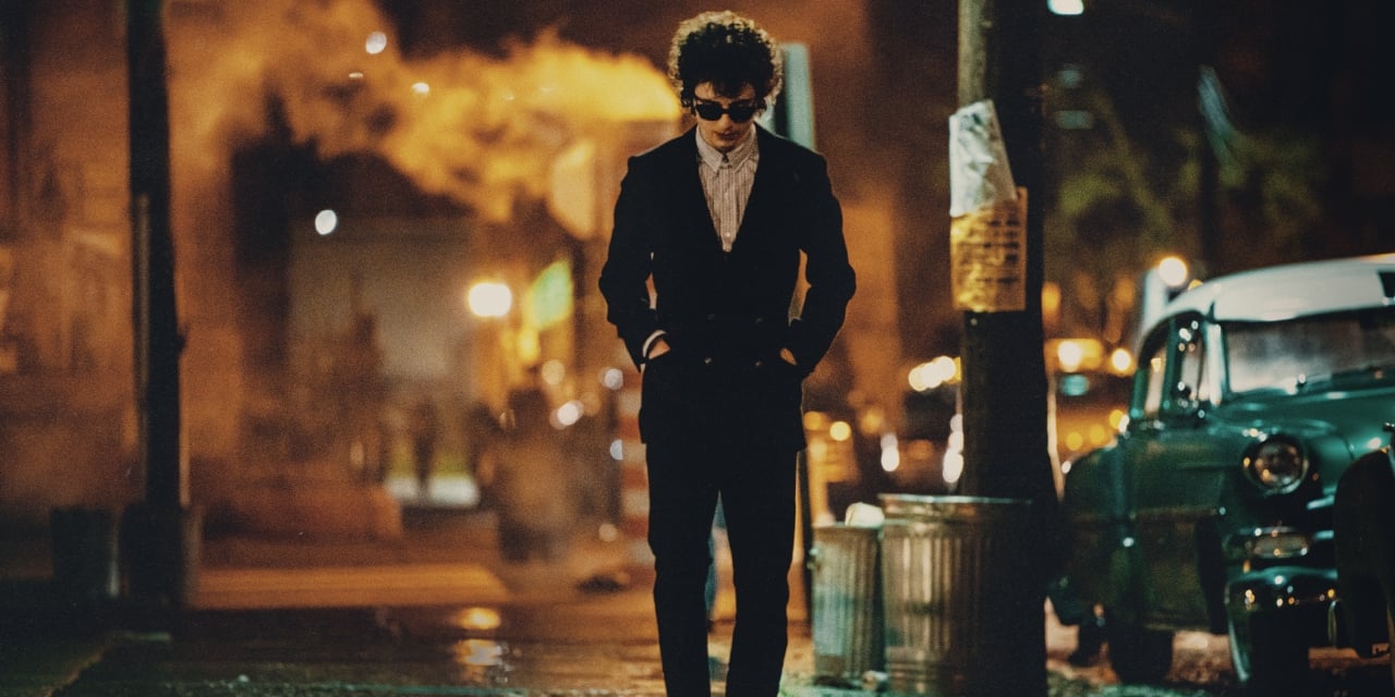 A Complete Unknown dal 23 gennaio al cinema: ecco il trailer italiano, Timothée Chalamet è Bob Dylan