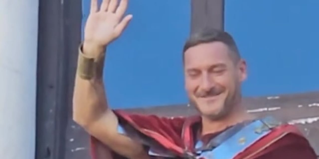 Francesco Totti in versione Gladiatore sorprende i fan al Lucca Comics