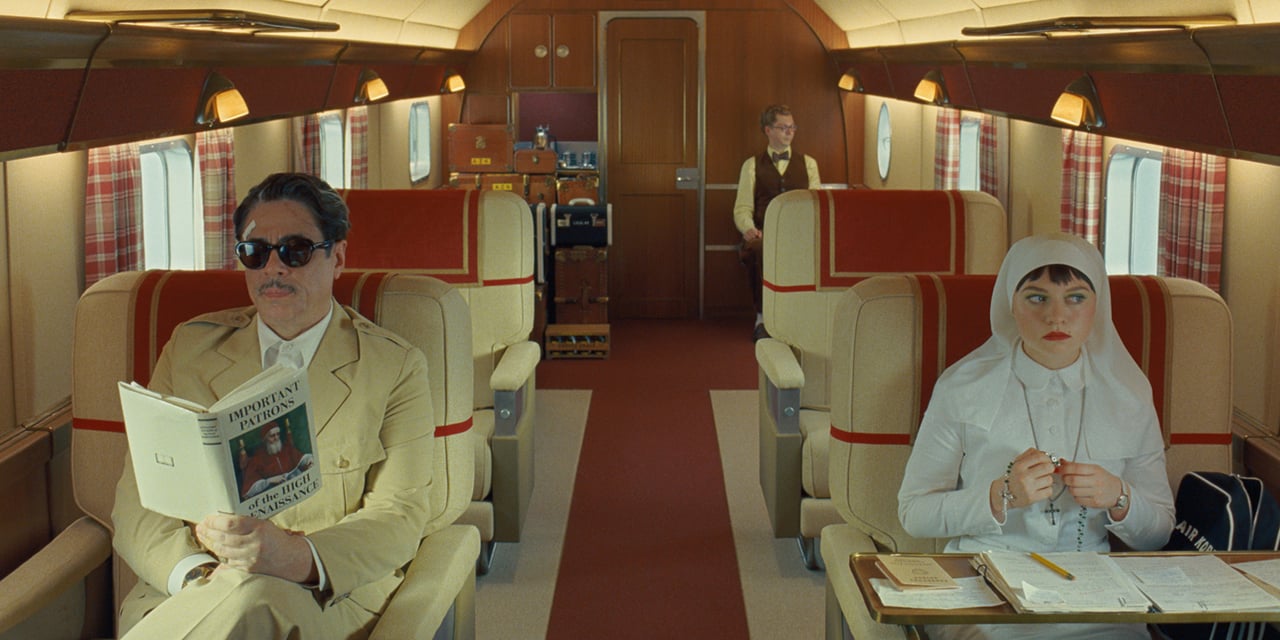 La trama fenicia: Wes Anderson tra simmetrie, sarcasmo e redenzione. Ma non è (vera) una svolta