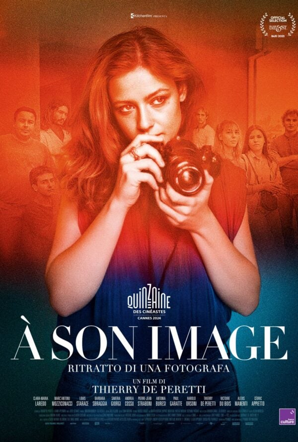 Poster À Son Image – Ritratto di una Fotografa